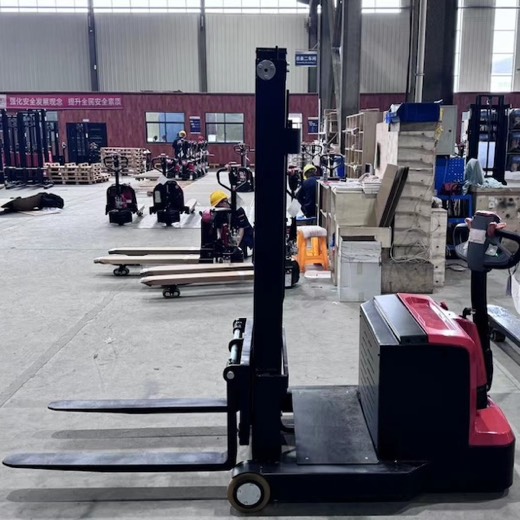Stoccatore elettrico controbilanciato (con operatore a terra) E1016J – E1035J | 1.0 t – vista 3