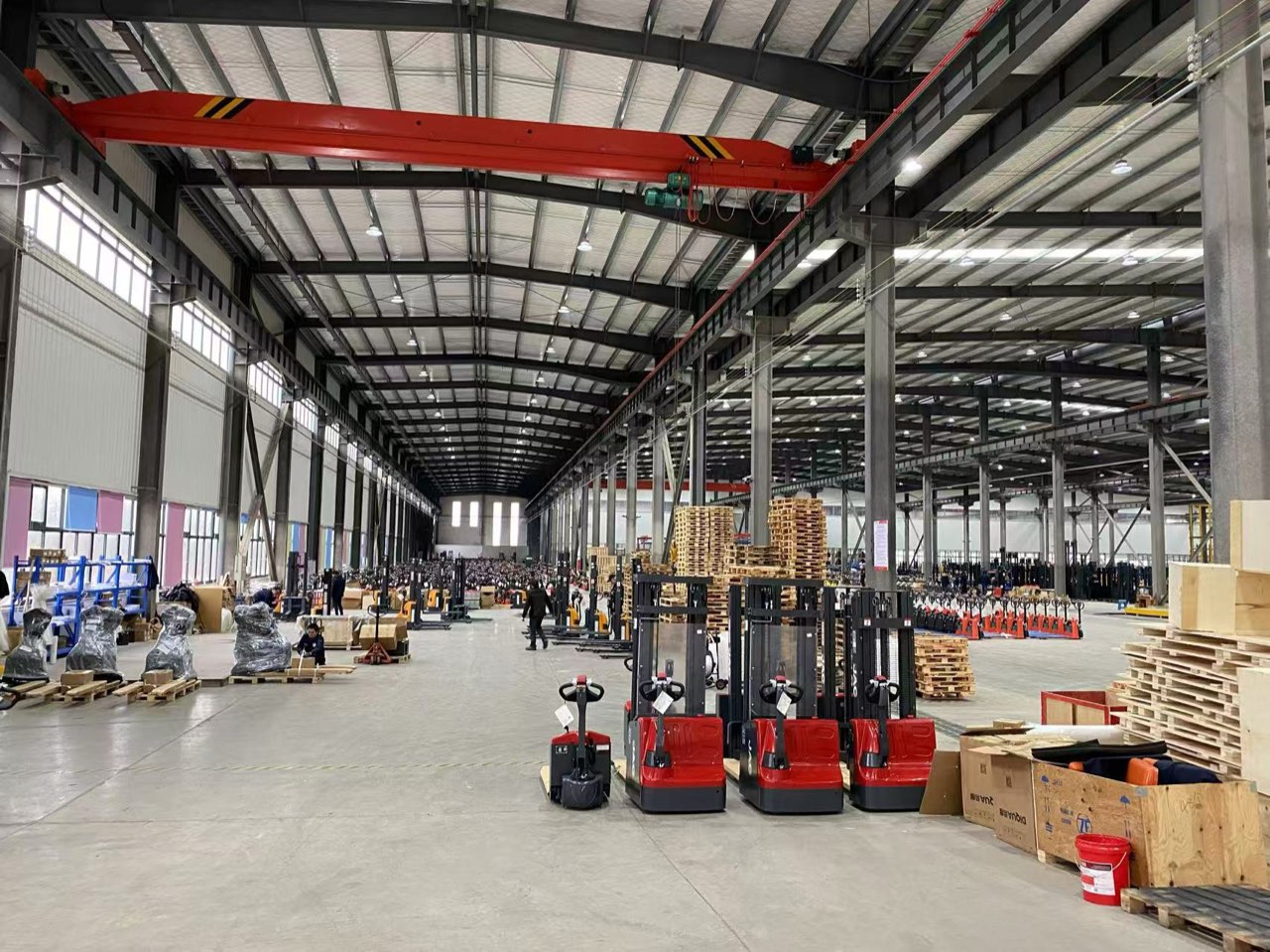 Accelift assembly hall with electric stackers in production