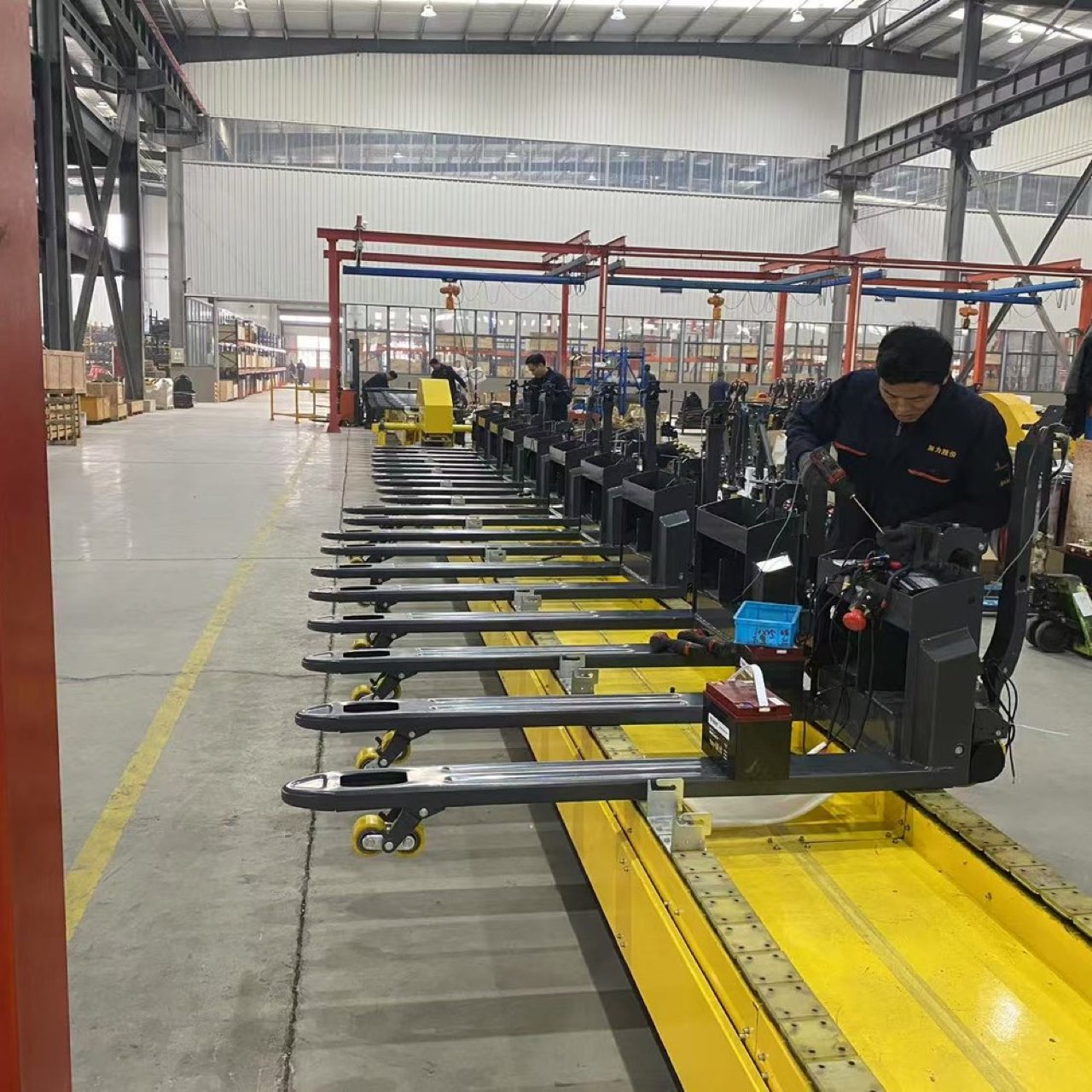 Electric pallet trucks on the Accelift assembly line in Huzhou