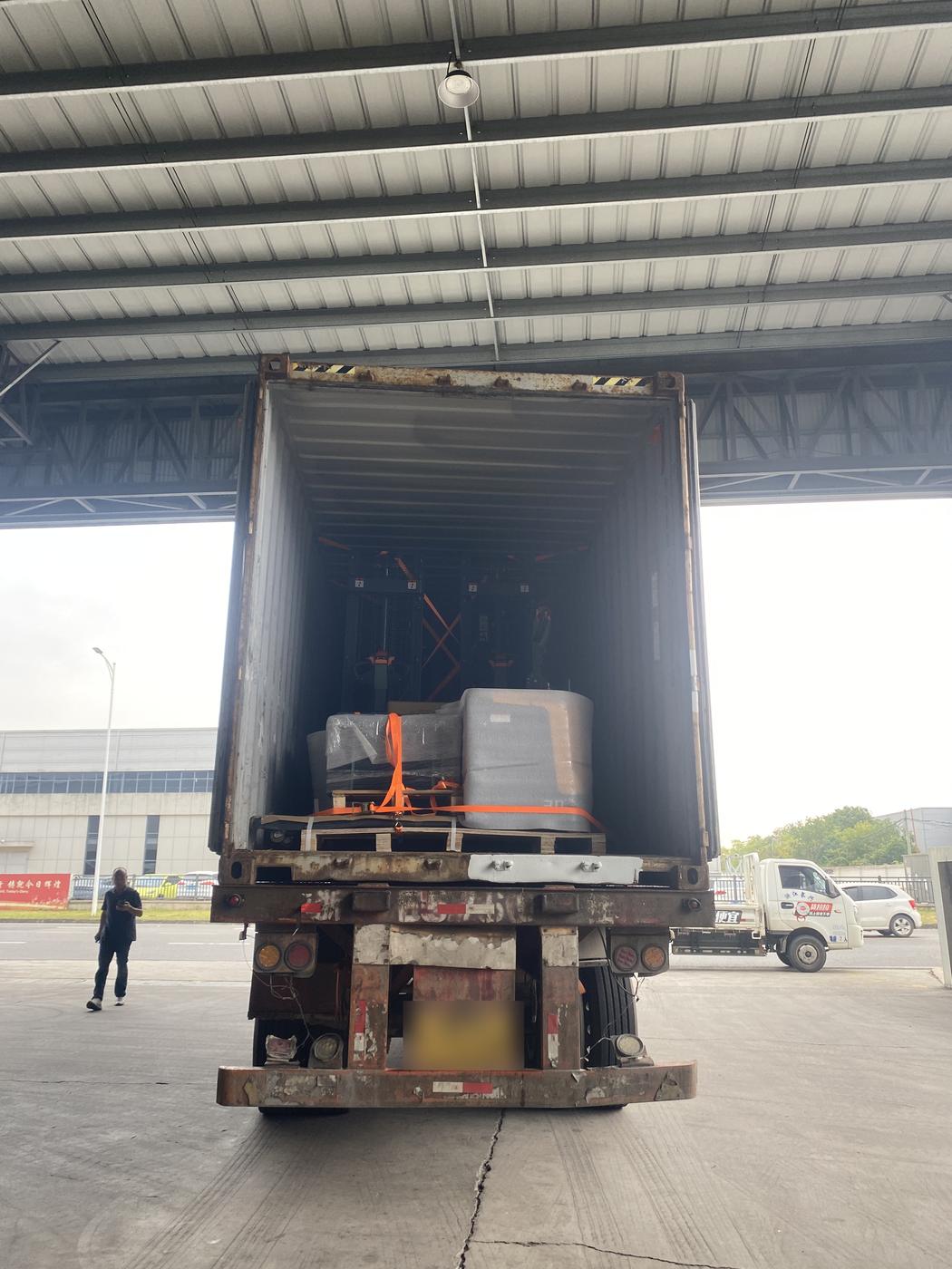 Loaded 40HQ container on a trailer leaving the Accelift factory